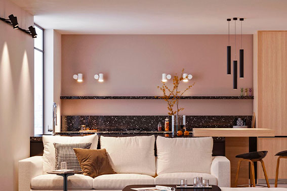 Просторная студия со световыми акцентами