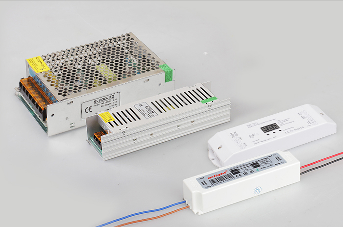 В чем отличие герметичных и открытых блоков питания? 