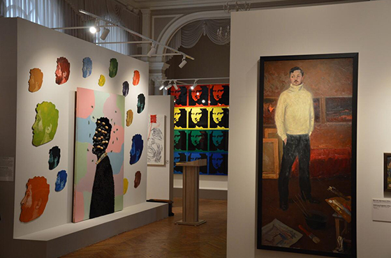 Трековое освещение выставки Московского музея