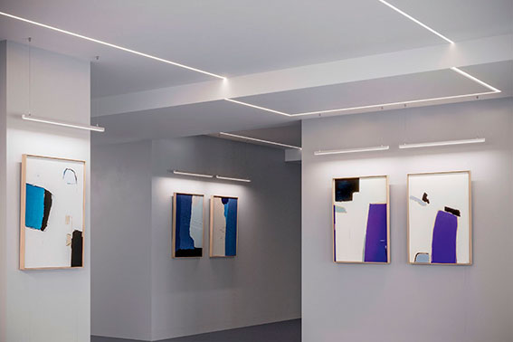 Линии света в интерьере экспозиции выставки