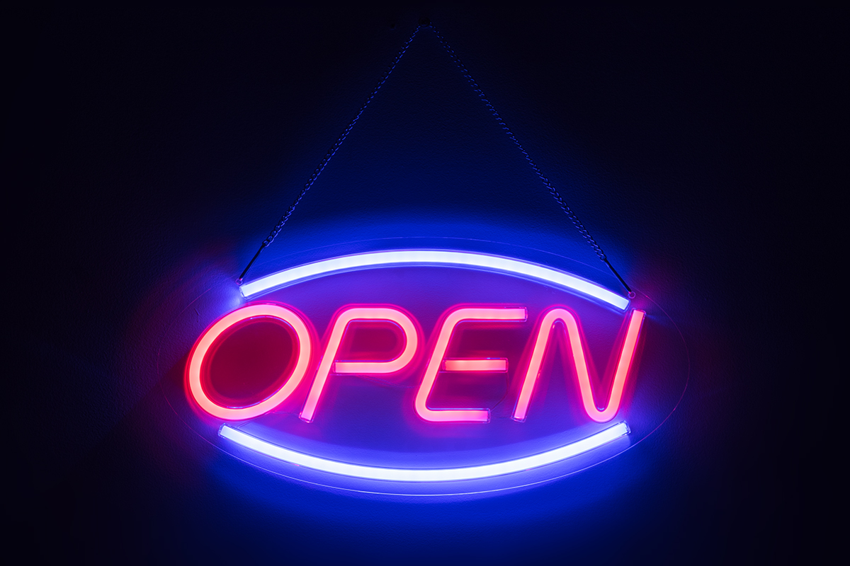 Неоновая вывеска OPEN