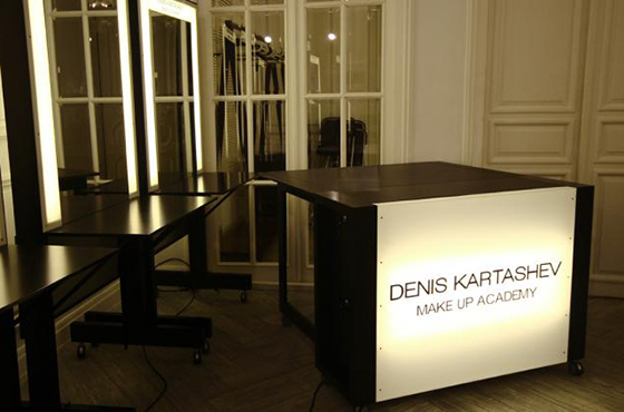 Мобильный раскладной стол для косметики