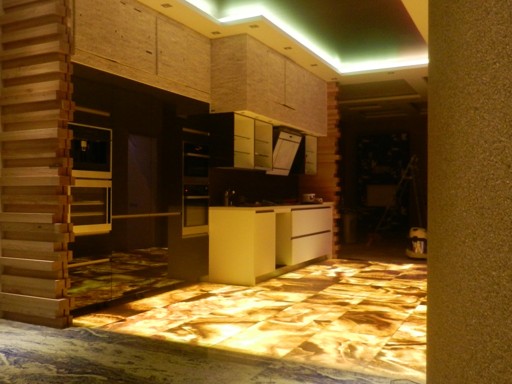 Пол из оникса с подсветкой