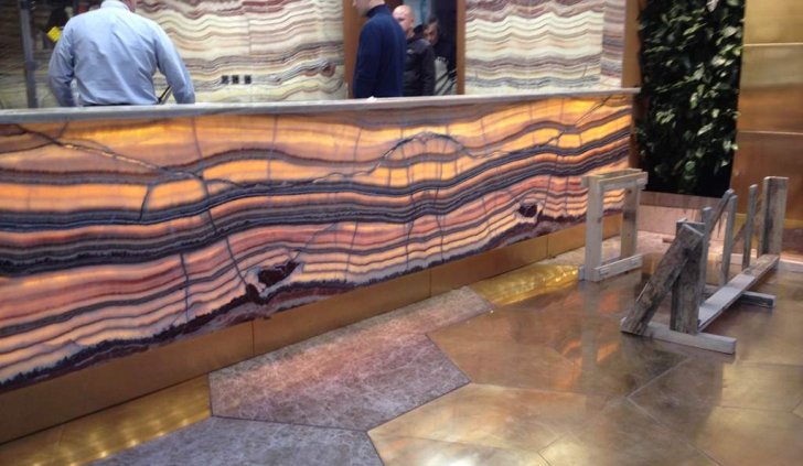 Подсветка барной стойки из оникса светодиодной лентой Arlight