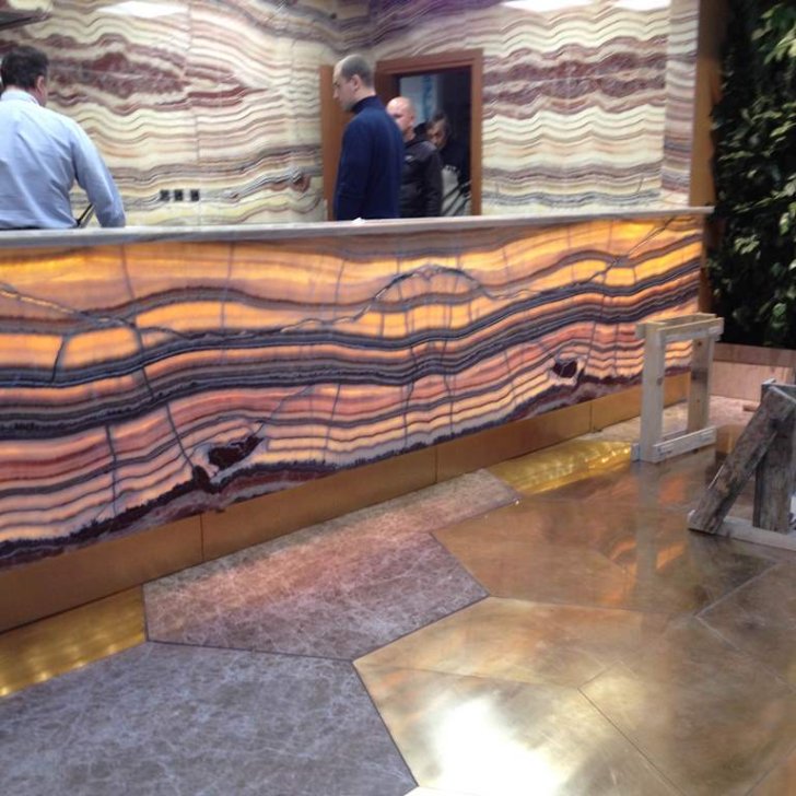 Подсветка барной стойки из оникса светодиодной лентой Arlight