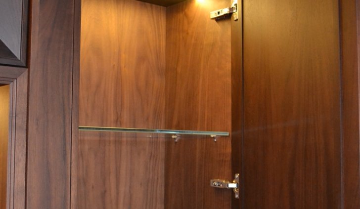 Врезной алюминиевый профиль и светодиодная лента Arlight в подсветке шкафа