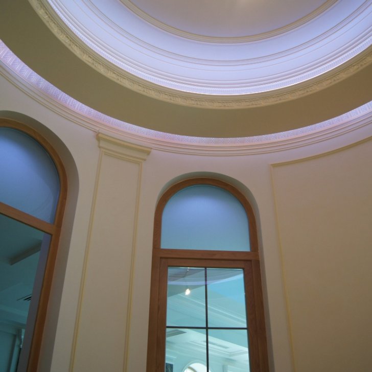 Многоуровневый потолок со светодиодным освещением на лестнице