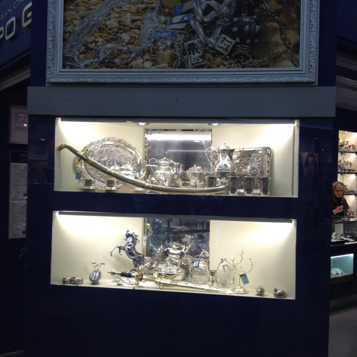 Светодиодное освещение витрины ювелирного магазина