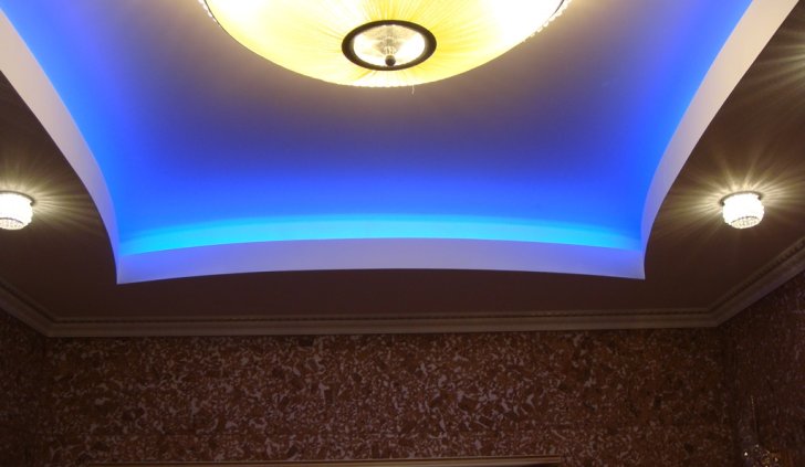 Многоцветная светодиодная подсветка в комнате
