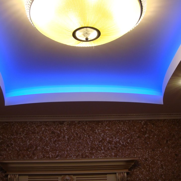 Многоцветная светодиодная подсветка в комнате