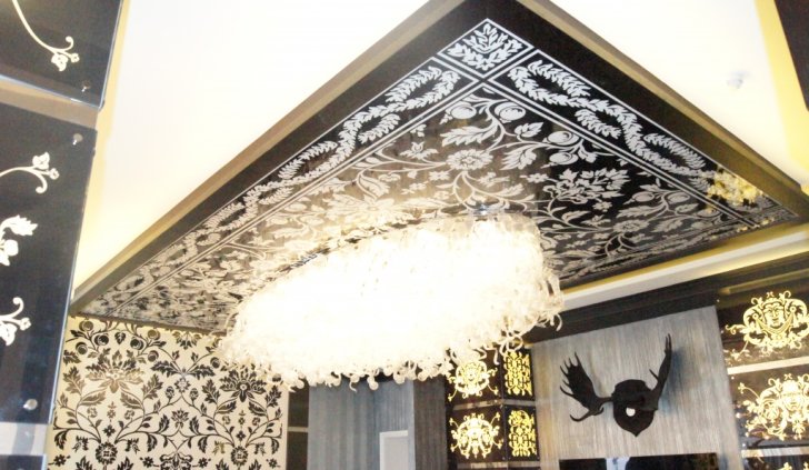 Освещение зала люстрой со светодиодами и колоннами с витражами с подсветкой светодиодной лентой Arlight