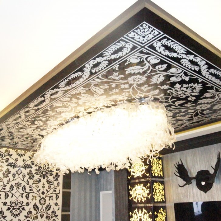 Освещение зала люстрой со светодиодами и колоннами с витражами с подсветкой светодиодной лентой Arlight