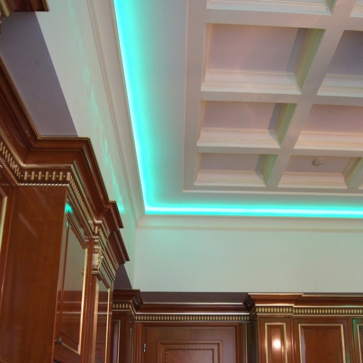 Многоцветная светодиодная подсветка потолка кухни