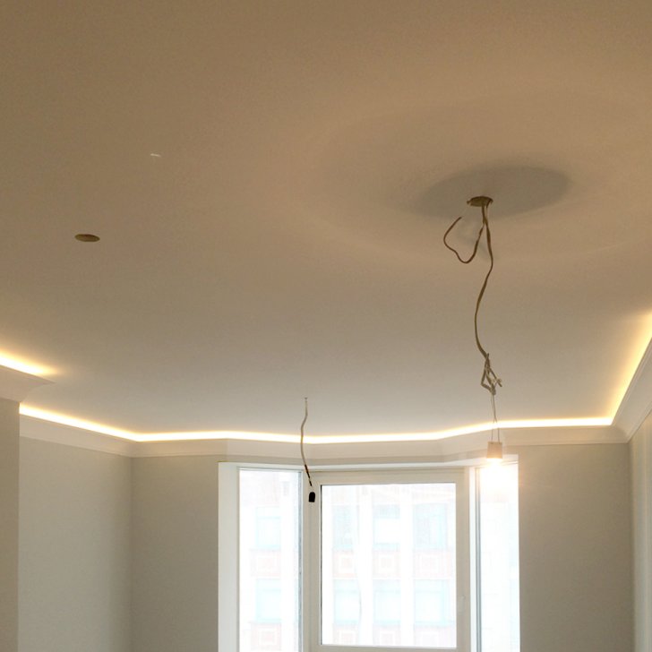 Места под установку встраиваемых светильников и светодиодная лента в подсветке потолка