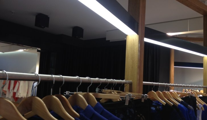 Подсветка вешкалки для одежды светодиодной лентой Arlight