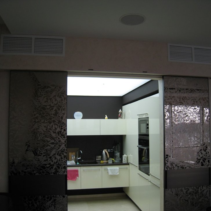 Светящийся потолок кухни на основе светопропускающего пластика со светодиодной лентой Arlight