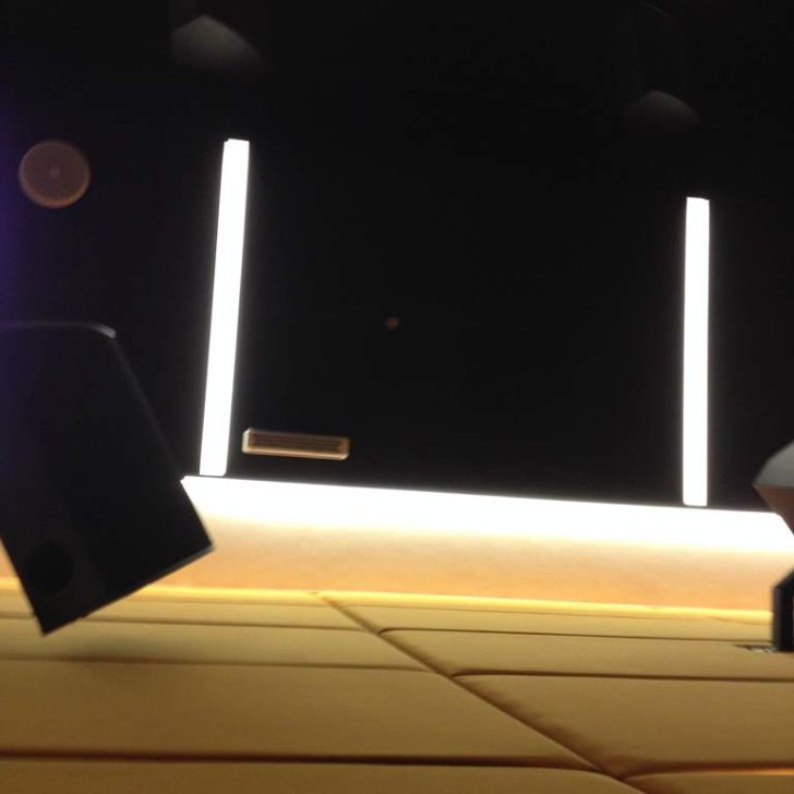 Контурная светодиодная подсветка зала кинотеатра