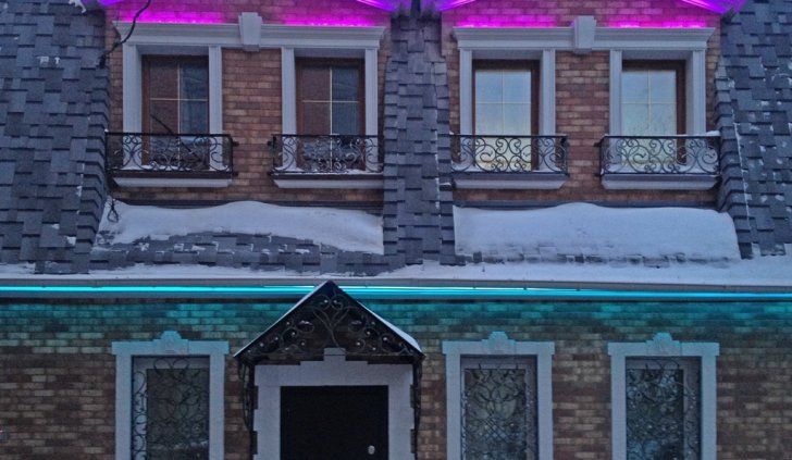 Многозонная многоцветная светодиодная подсветка здания