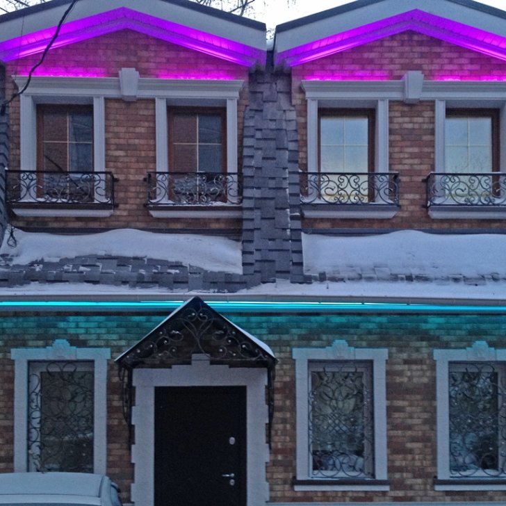 Многозонная многоцветная светодиодная подсветка здания