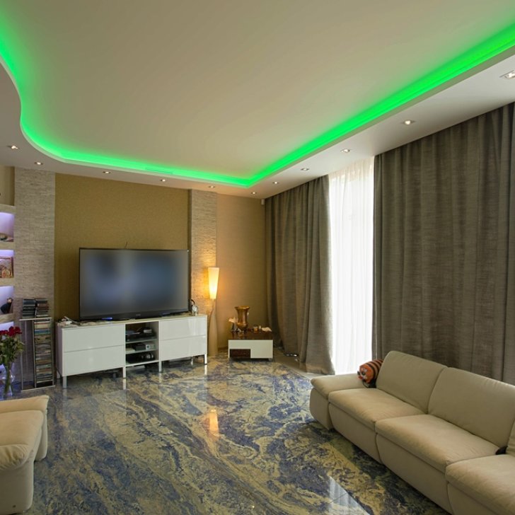 Потолок с подсветкой многоцветной светодиодной лентой в гостиной