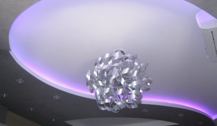 Кухня с многоцветной светодиодной подсветкой