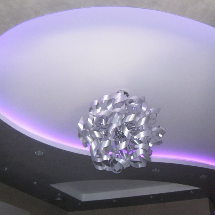 Кухня с многоцветной светодиодной подсветкой