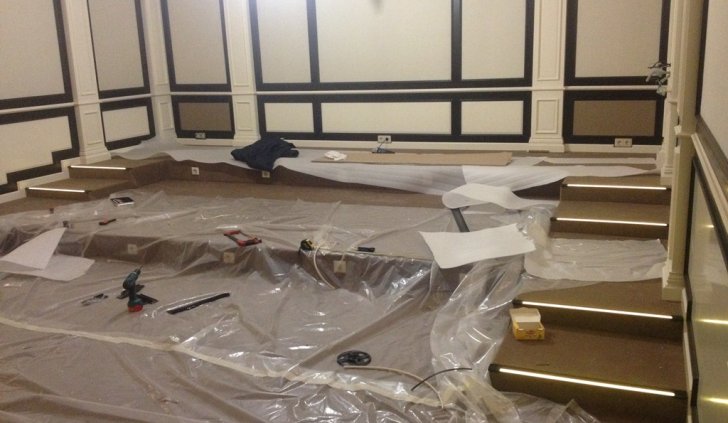 Светодиодная подсветка ступеней лестницы в домашнем кинозале