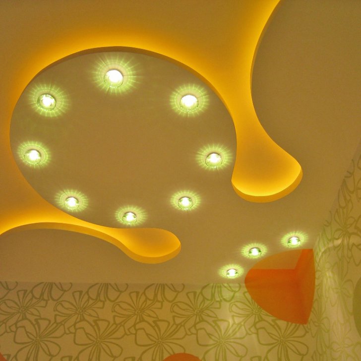 Декоративный элемент из гипсокартона с точечными светильниками и светодиодной подсветкой в детской