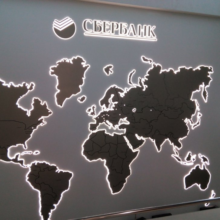 Светодиодная подсветка логотипа и стенда - карты континентов при помощи светодиодной ленты Arlight