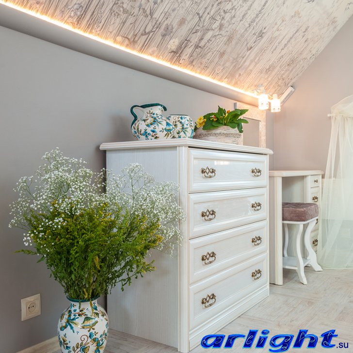 Светодиодная лента, скрытая за декоративным карнизом