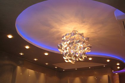 Светодиодная подсветка с цветовыми эффектами в квартире