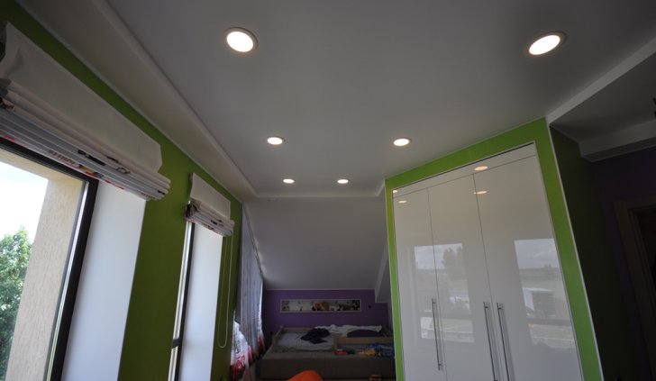 Светодиодные светильники Arligh, установленные в натяжном потолке в детской