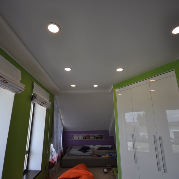 Светодиодные светильники Arligh, установленные в натяжном потолке в детской