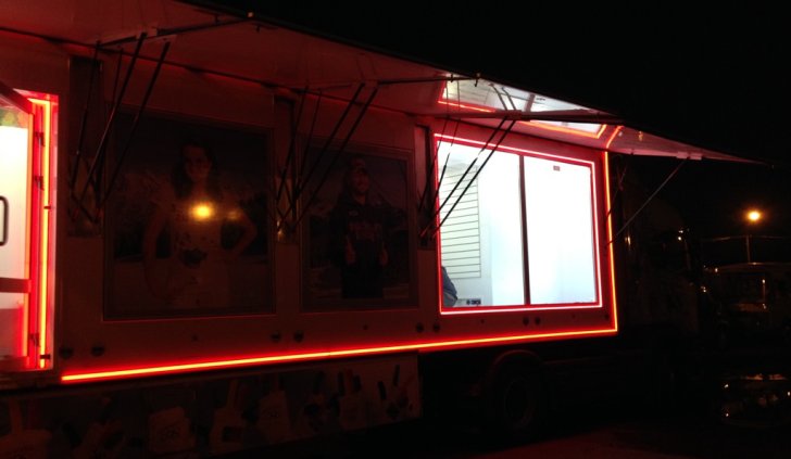 Контурная светодиодная подсветка промо-фургона 