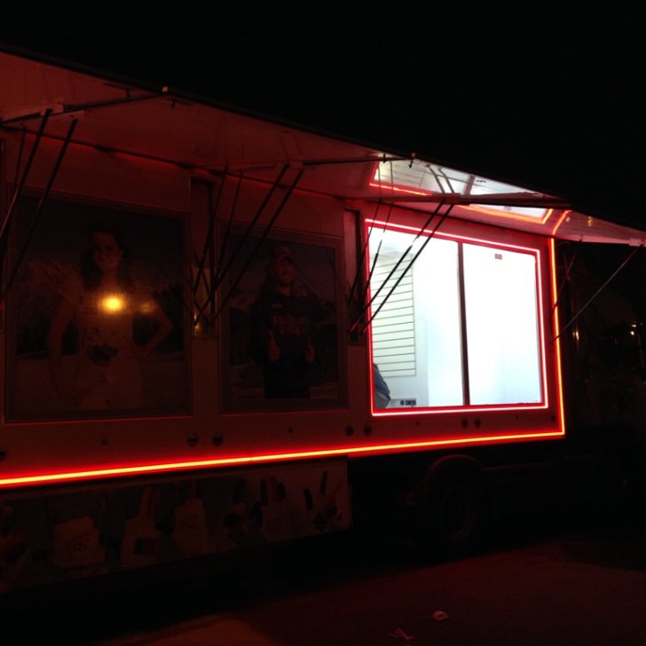 Контурная светодиодная подсветка промо-фургона 