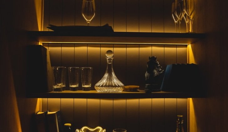 Светодиодная подсветка полок в витрине