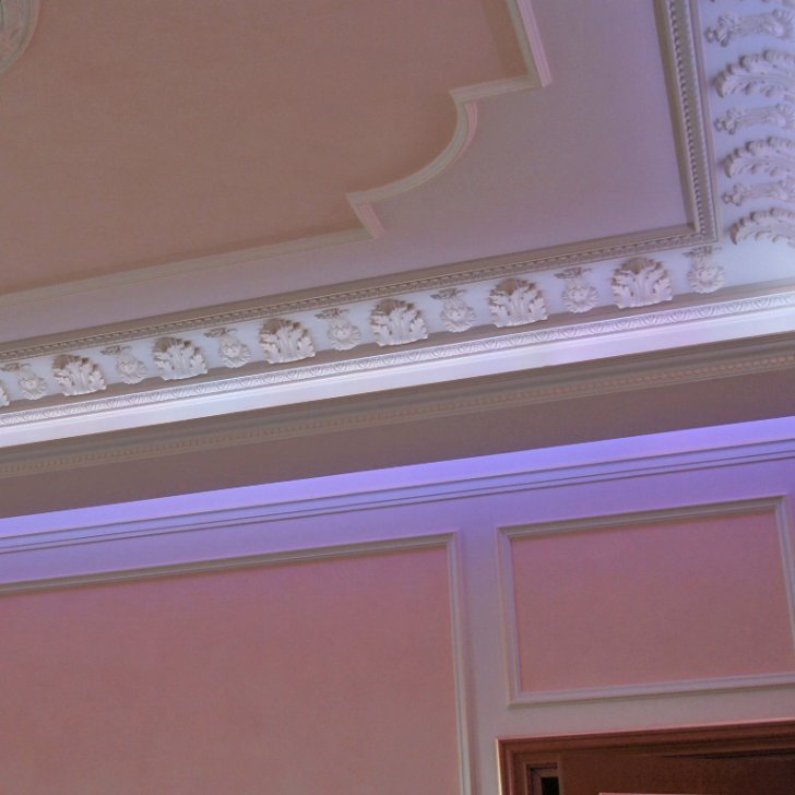 Многоуровневый потолок с многоцветной светодиодной подсветкой