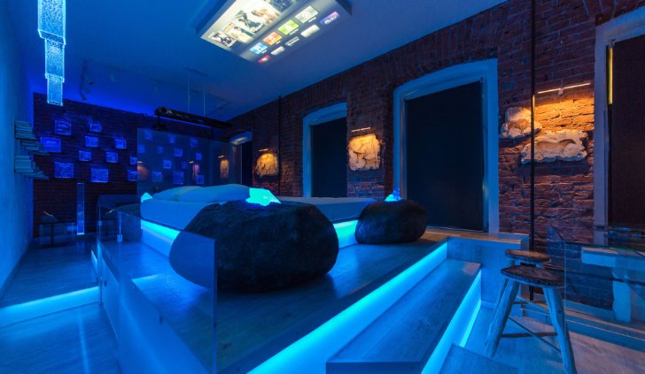 Светодиодная подсветка кровати и ступеней подиума