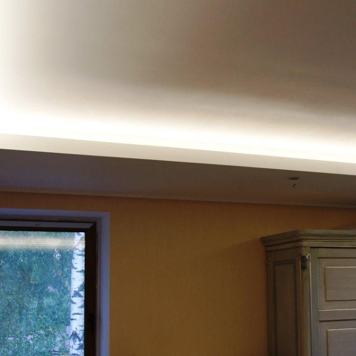 Подсветка потолка из гипсокартона в спальне светодиодной лентой Arlight