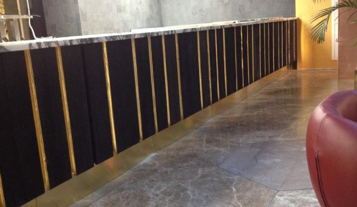 Светодиодная лента Arlight в подсветке гардеробной стойки в кинотеатре