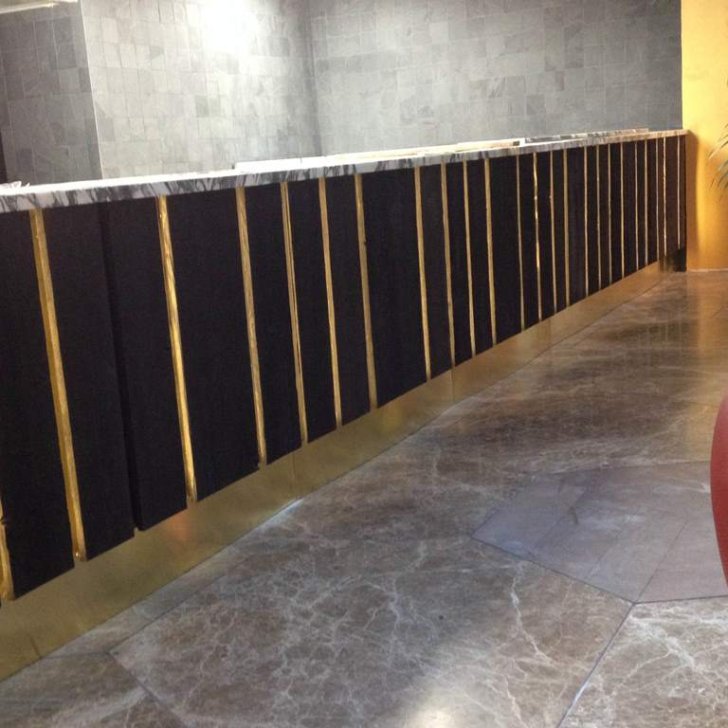 Светодиодная лента Arlight в подсветке гардеробной стойки в кинотеатре