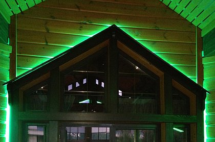 Многоцветная подсветка фасада загородного дома