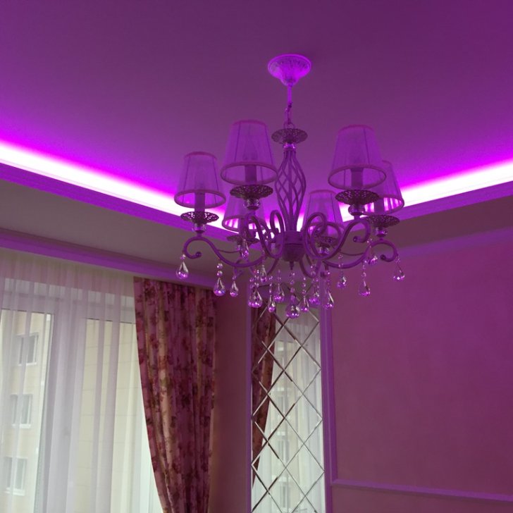 Многоцветная светодиодная подсветка в гостиной