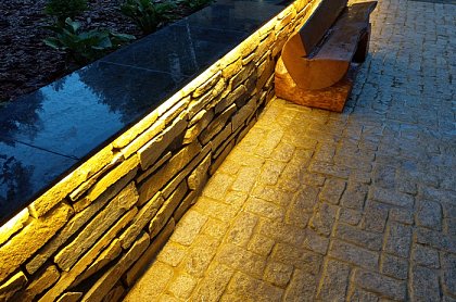 Светодиодная подсветка бруствера в парке