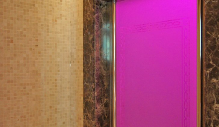 Светодиодная многоцветная подсветка стеклянной двери в душевой