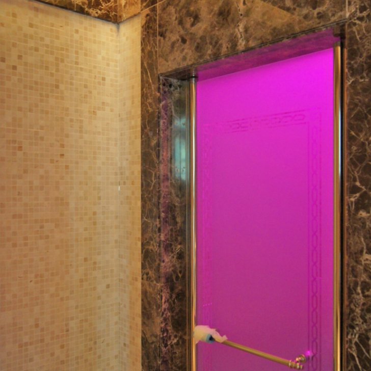 Светодиодная многоцветная подсветка стеклянной двери в душевой