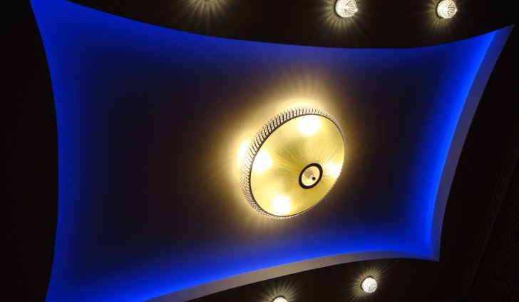 Сочетание основного освещения люстрой и закарнизной подсветки светодиодной лентой Arlight