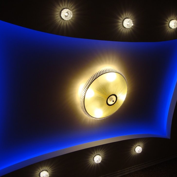 Сочетание основного освещения люстрой и закарнизной подсветки светодиодной лентой Arlight