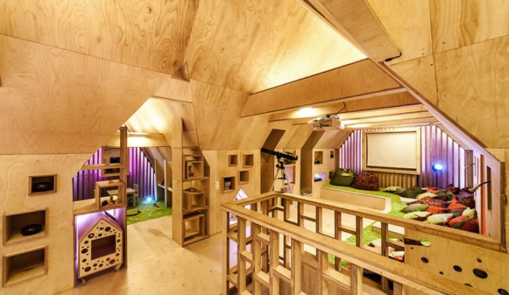 Подсветка потолка светодиодной лентой Arlight, установленной в балки крыши