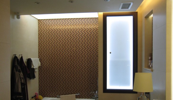 Санузел со скрытым светодиодным освещением и подсветкой шкафчика